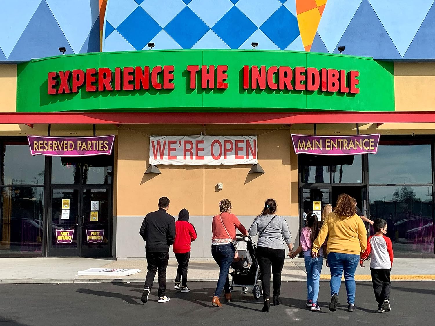 Dreaming California: High End, Low End, No End in Sight｜梦幻加州：高端与低端，无尽尽头 内页 2