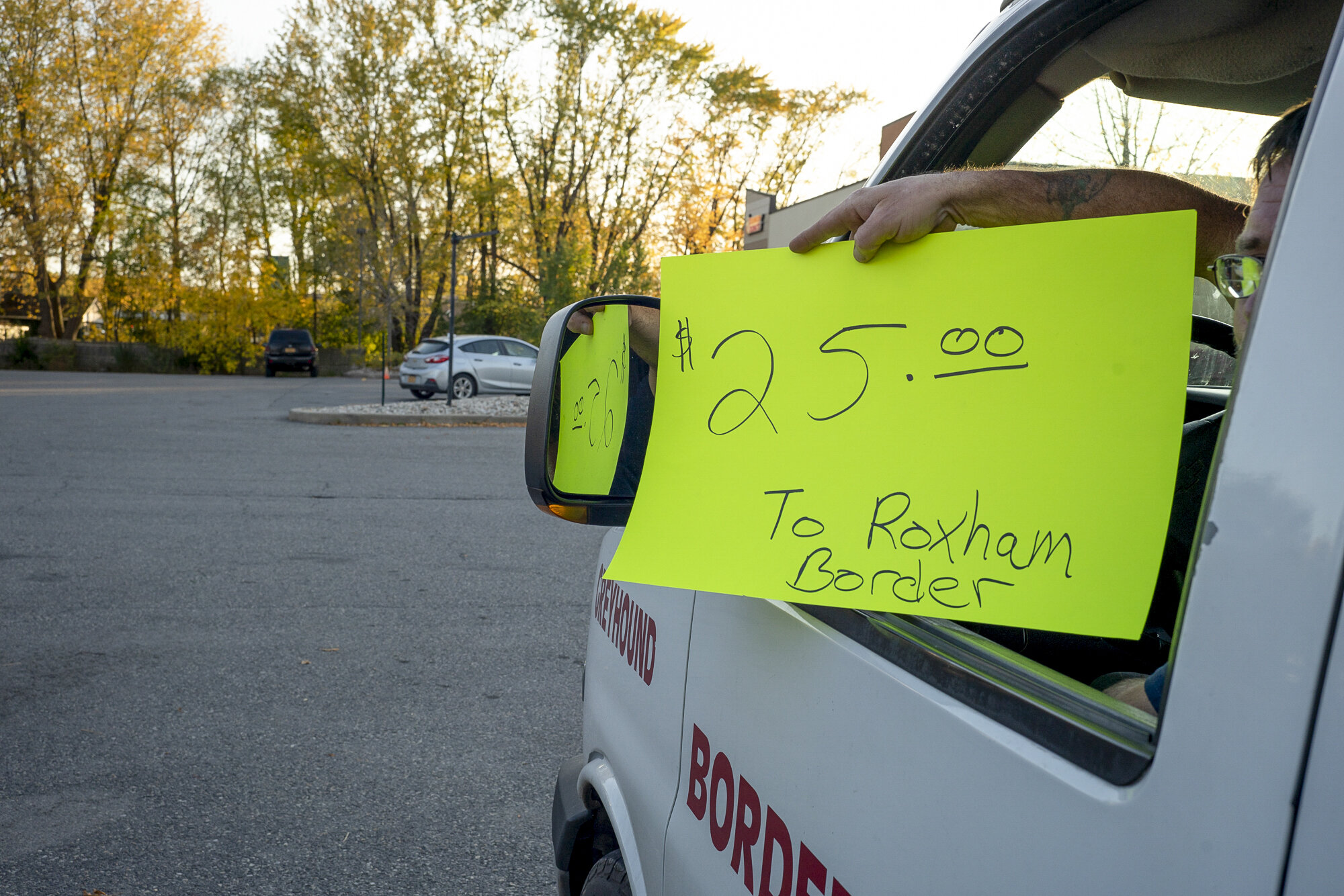 Crossing: From USA to Canada, Walking Roxham Road｜越境：从美国到加拿大，步行罗克瑟姆路 内页 1