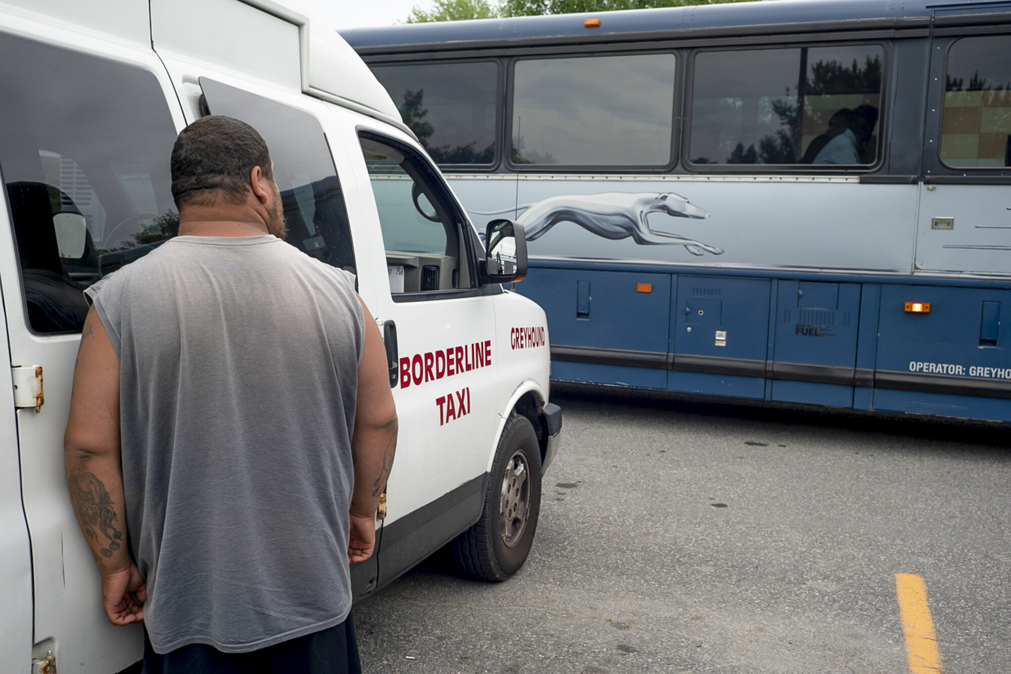 Crossing: From USA to Canada, Walking Roxham Road｜越境：从美国到加拿大，步行罗克瑟姆路 内页 2