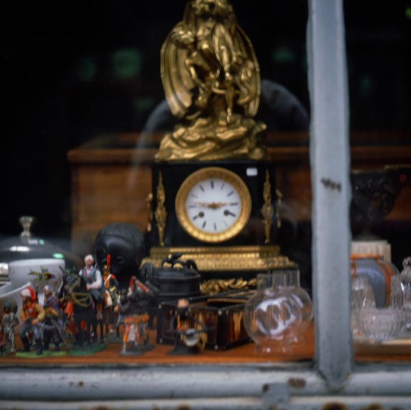 Vitrine_with_Clock